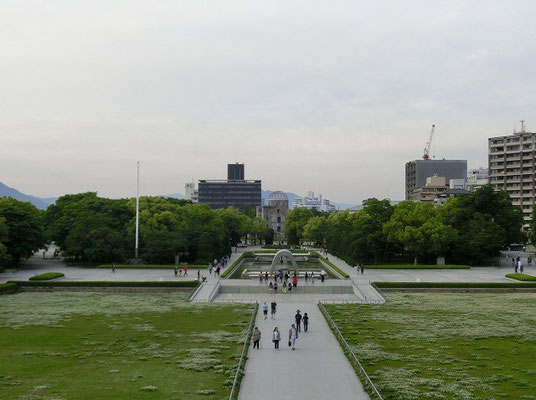 広島平和記念資料館から公園、ドームを望む