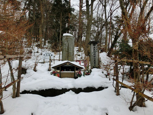 境内の裏山に土方歳三が遺体の一部を葬ったとされている近藤勇のお墓がある。