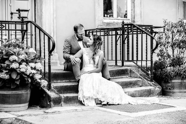 Brautpaar sitzt auf Treppe