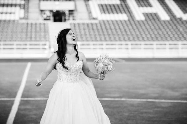 Braut steht im Stadion
