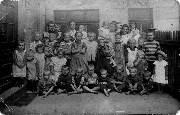 Hausgemeinschaft in Breslau mit Kinder der Familie KNIE, Rebenstr, 12 a