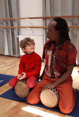 Cours de percussions pour enfants, avec Doussou Touré