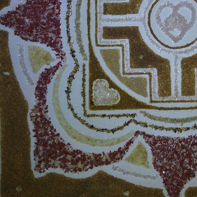 Logo aus Naturmaterialien wie Sand Edelsteinen und Pflanzen