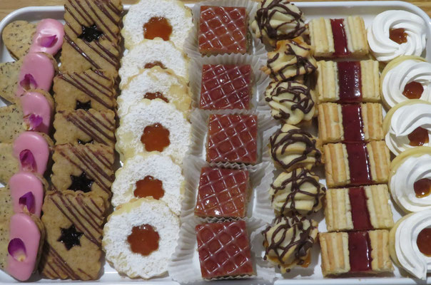 7 Mohn | 17 Walnuss-Zimt (WALNÜSSE) |1 Linzer Augen |19 Wiener Würfel (WALNÜSSE) | 13 Marzipan-Muscheln (HASELNÜSSE) | 14 Eisenbahner (HASELNÜSSE) | 2 Burgenländer Sonnen 