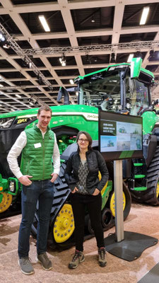 Messestand "Plattform Erneuerbare Antriebsenergie" gab's informative Gespräche nicht nur mit John Deere, sondern auch mit den Innovationspartnern Claas, New Holland, Fendt. Tolle #Trecker Kooperation!