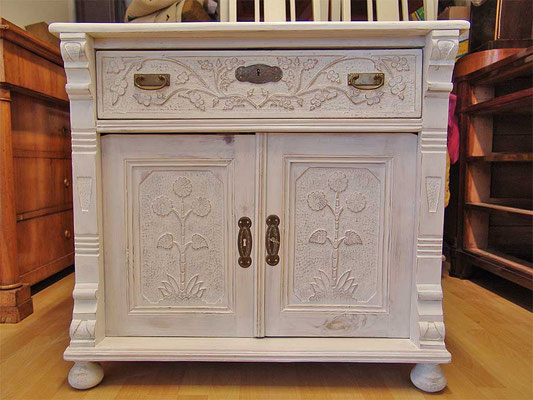 Weichholzkommode, Jugendstil um 1900, weiß gekalkt und gewachst, Kanten durchgerieben, innen weiß 