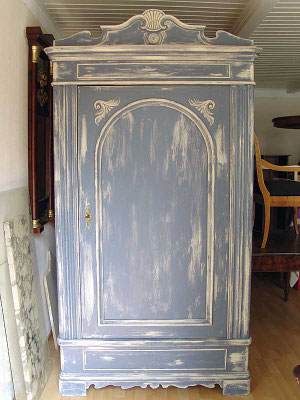 Kleiderschrank Biedermeier um 1840, Weichholz, im Shabby Look altweiß und fliederfarben gestaltet