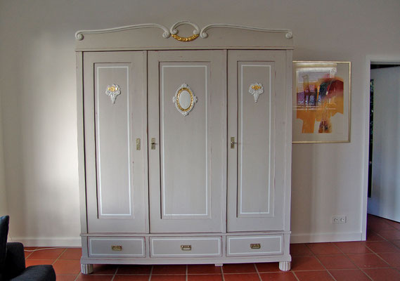 Kleiderschrank um 1920, farbig in Grau Weiß und Gold gestaltet, innen weiß mit Glasböden und Innenbeleuchtung