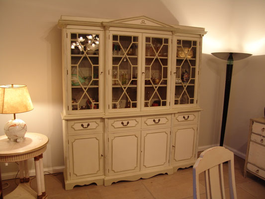 Bücherschrank sog. Bookcase aus der 2. Hälfte des 20. Jh., ehemals Mahagoni farbig