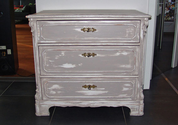 Weiß graue Kommode mit durchscheinendem Holz, Shabby Chic mit Wachs patiniert