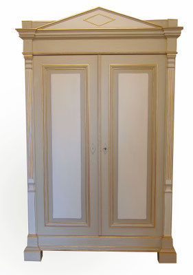 Klassizistischer Kleiderschrank (19. Jh.) aus Weichholz, weiß und grau gefasst, teilweise mit Blattgold belegt, innen weiß 