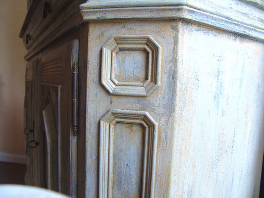 Eichen Stilmöbel im Detail mit farbiger Fassung
