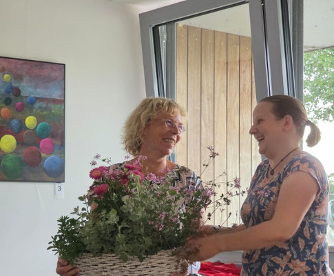 Eine Blume als Dankeschön übergeben von der 2. Vors. Elin Petersen 