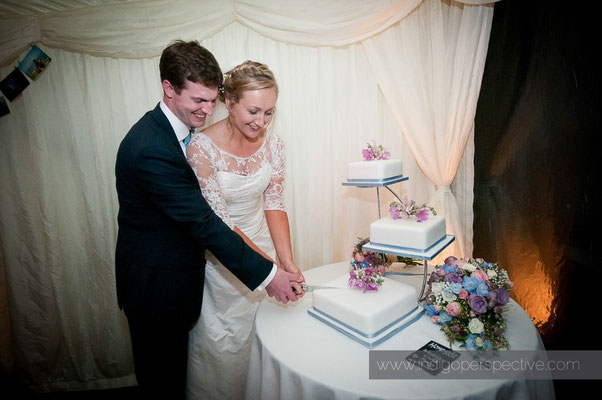 64-woolacombe-barricane-beach-wedding-north-devon-cutting-the-cake-bride-groom