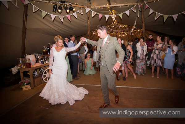 75-tipi-wedding-photography-north-devon-first-dance