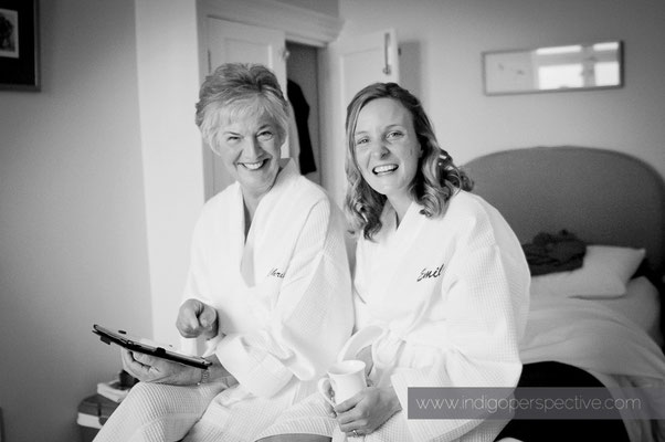 1-woolacombe-barricane-beach-wedding-north-devon-bridemaid-preparation-dressing-gown-smile