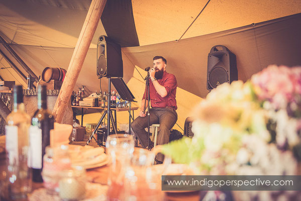 43-tipi-wedding-photography-north-devon-singing