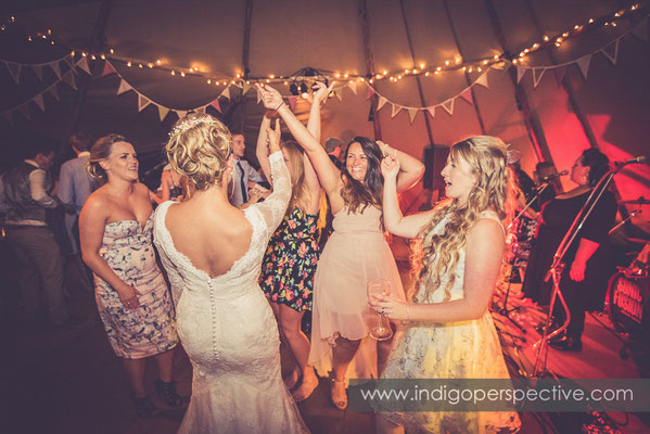 80-tipi-wedding-photography-north-devon-bride-friends-dancing-evening