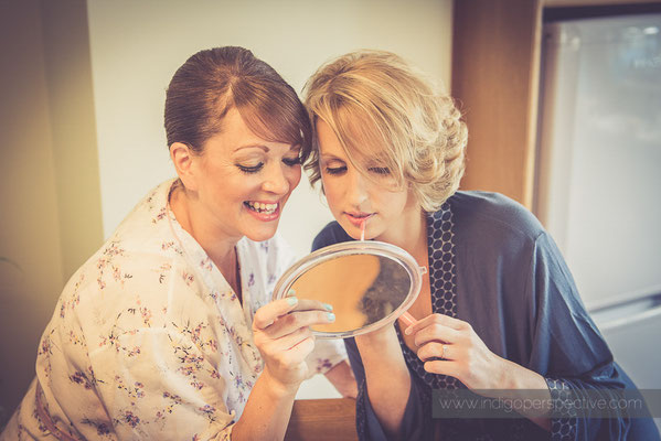 8-woolhanger-manor-wedding-photography-north-devon-bride-sister-lip-gloss-preparation