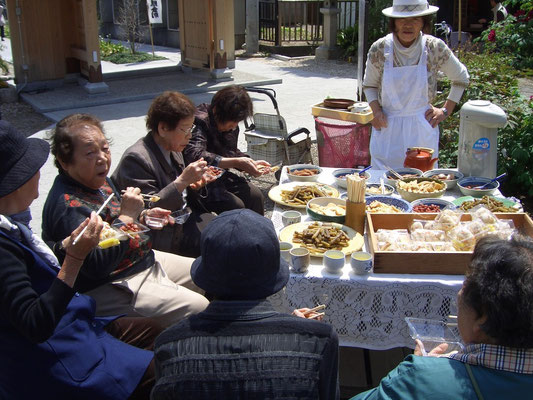 四月大師　～参拝のみなさんと昼食～