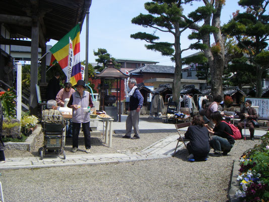境内で「わらしべ長者市」