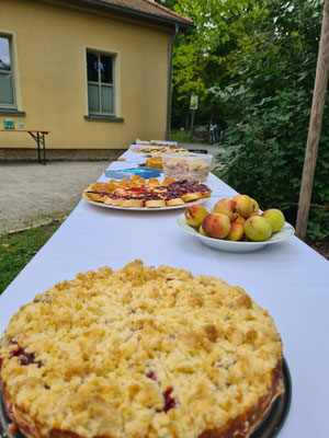 ...bereits liebevoll die Frühstückstafel...