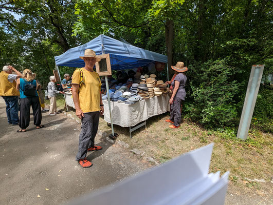 Gut behütet beginnt der Rundgang...