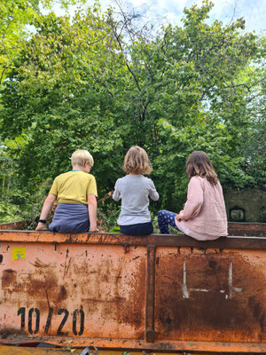 ...auf dem die Kinder schon warten, um das Laub zu verdichten.