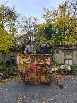 Lagebesprechung im Container