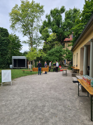 Die Bühne steht schon...