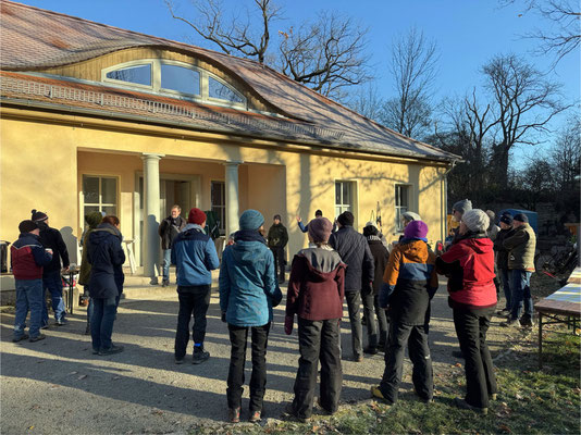 Vor dem Gärtnerhaus die Arbeitseinteilung durch den Vorsitzenden