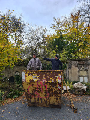 Helfer verdichten das Laub durch feststampfen. 