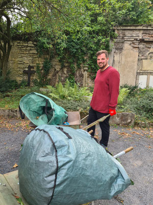 Andere Freiwillige Helfer fahren...