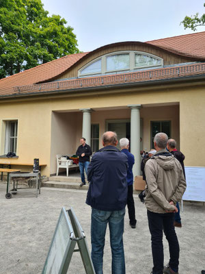 ...erklären den Helfern...