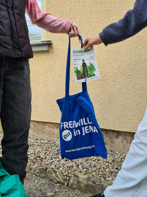 Beutel, gesponsert zum Auftakt des Freiwilligentages auf dem Johannisfriedhof.