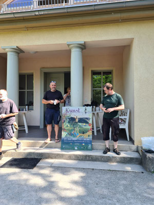 Der Vorsitzende Stefan Danz und Mario Röppnack stellen das Plakat für den Kunstgarten vor