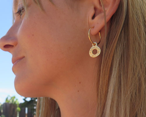 boucles d'oreilles créoles, doré à l'or fin, gravées des mots harmonie, sérénité, création artisanale sophie valentini
