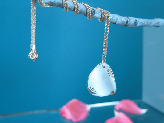 pendentif pétale en porcelaine blanc et or, chaine plaqué or