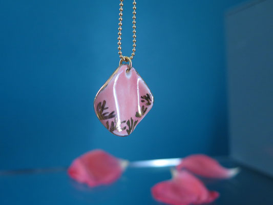 pendentif pétale en porcelaine saumon et or, chaine boule gold filled