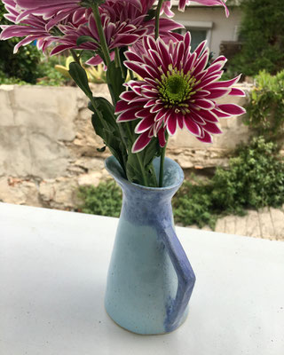 pichet en grès émaillé bleu clair et foncé