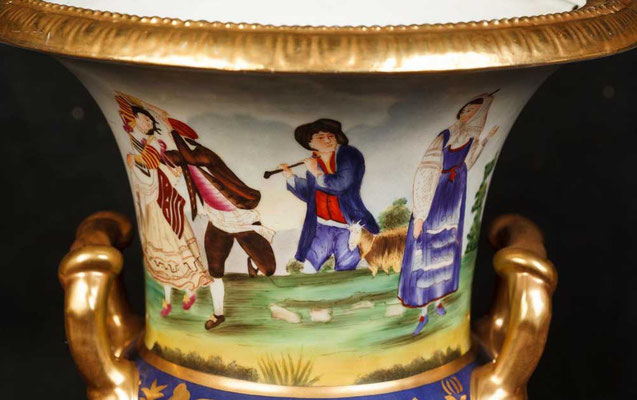 Chez zappandoo.jimdo.com/ vous trouverez des articles Art-déco et Art Sacra, pour un intérieur tendance. Vases d'origine Russe, pièce unique et rare.