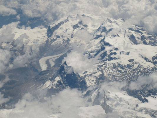... in 10.363,20 Meter am 4.478 Meter hohem Matterhorn in der Schweiz (Kanton Wallis) vorbei!