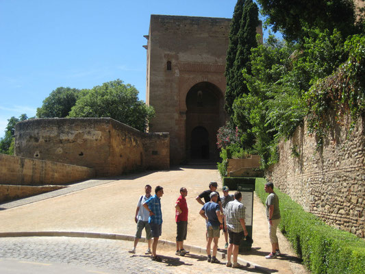 Die Experten beschließen wir nutzen den Ausgang als Eingang in die Alhambra!