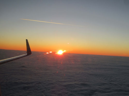 ... 5:09 Uhr: Sonnenaufgang über den Wolken!