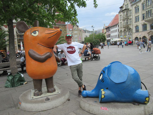 ... die Maus (links) und der Elefant (rechts) mit einem unbekannen Touristen!