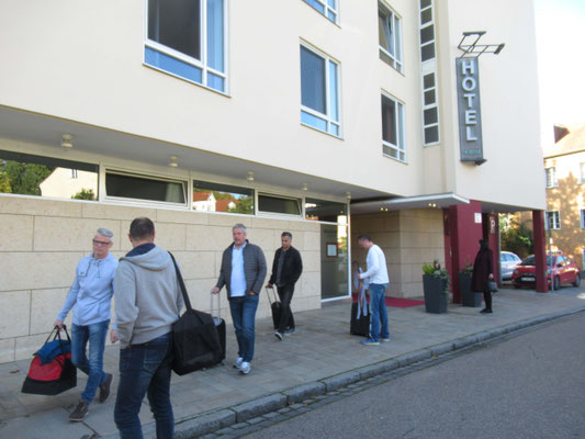 10:00 Uhr => Die Abreise startet!