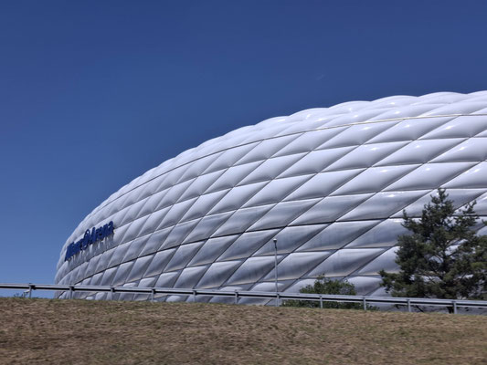 11:11 Uhr => Ein bekanntes Fußballstadion zieht vorbei!