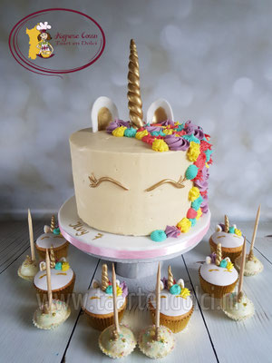 Unicorn taart, afgesmeerd met ganache