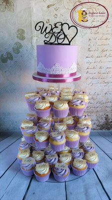 Lila bruidstaart op cupcake toren.