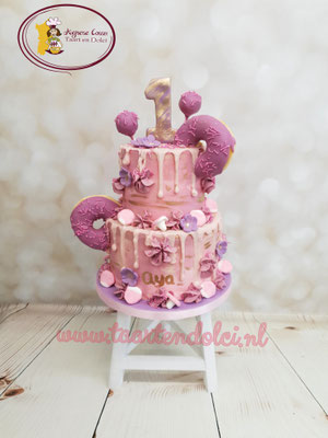 Paarse dripcake 20 personen